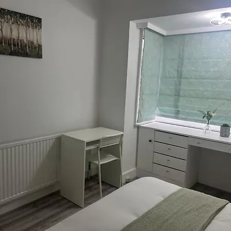 Holiday home 4 Bedroom Semi Detached House London
