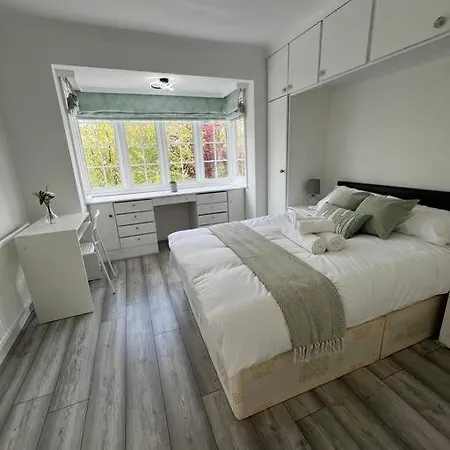 4 Bedroom Semi Detached House London