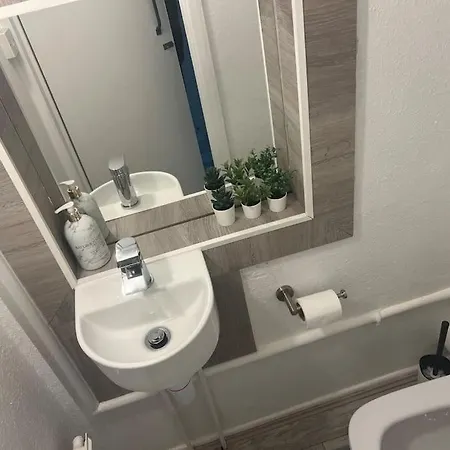 Holiday home 4 Bedroom Semi Detached House London