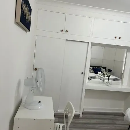 4 Bedroom Semi Detached House London Holiday home Edgware