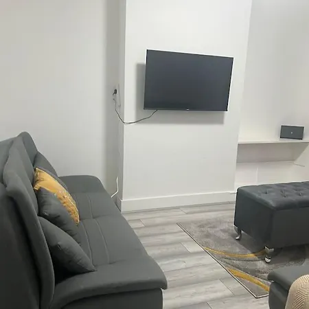 4 Bedroom Semi Detached House London *