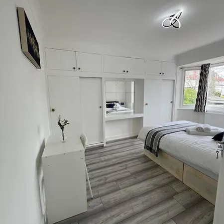 4 Bedroom Semi Detached House London Holiday home