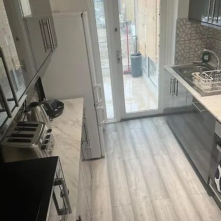 4 Bedroom Semi Detached House London Holiday home *