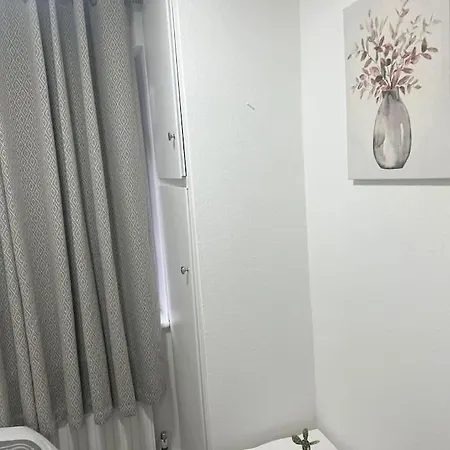 Holiday home 4 Bedroom Semi Detached House London