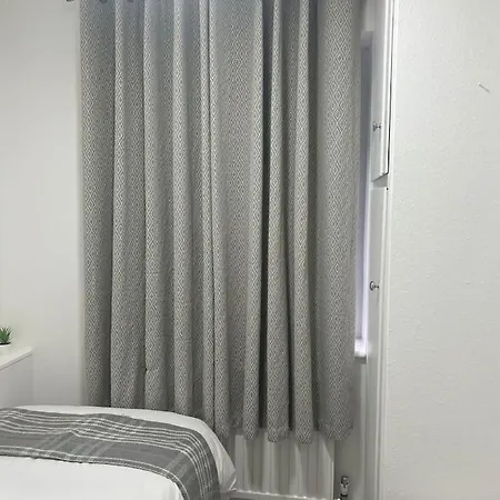 Holiday home 4 Bedroom Semi Detached House London