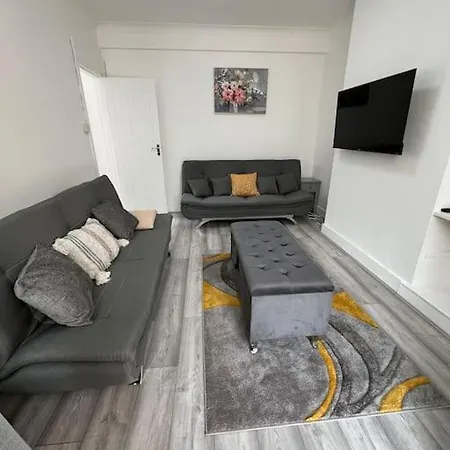 4 Bedroom Semi Detached House London Edgware