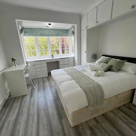 4 Bedroom Semi Detached House London Holiday home Edgware