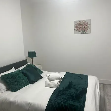4 Bedroom Semi Detached House London Holiday home *