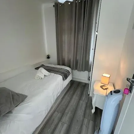 4 Bedroom Semi Detached House London Edgware