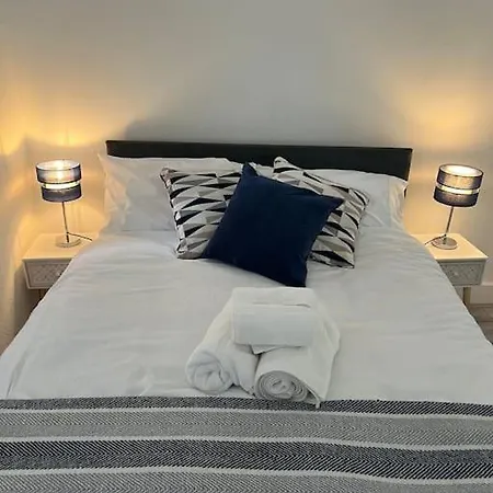 4 Bedroom Semi Detached House London Holiday home *