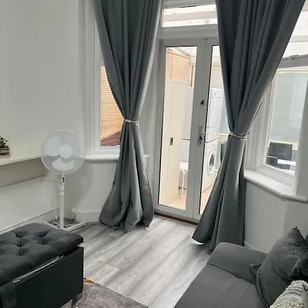 4 Bedroom Semi Detached House London *