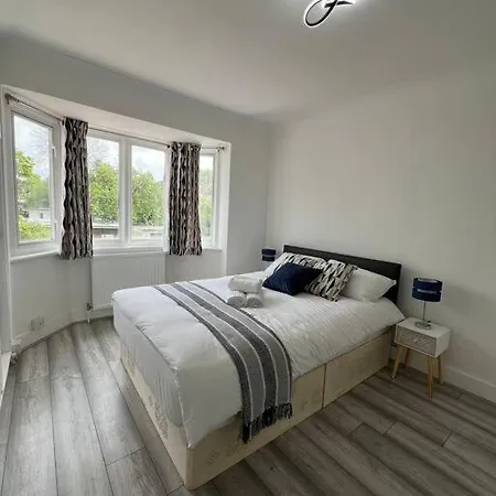 4 Bedroom Semi Detached House London