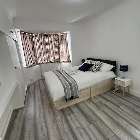 4 Bedroom Semi Detached House London *