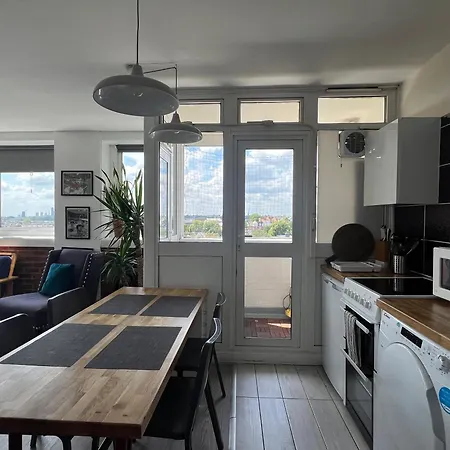 With Stuning Views Close To Center Apartment London