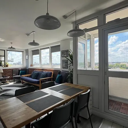 With Stuning Views Close To Center Apartment London