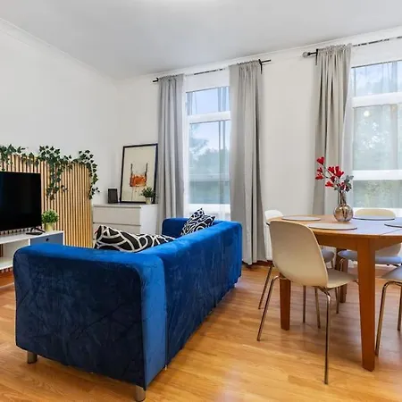 Modern In Leytonstone * 伦敦