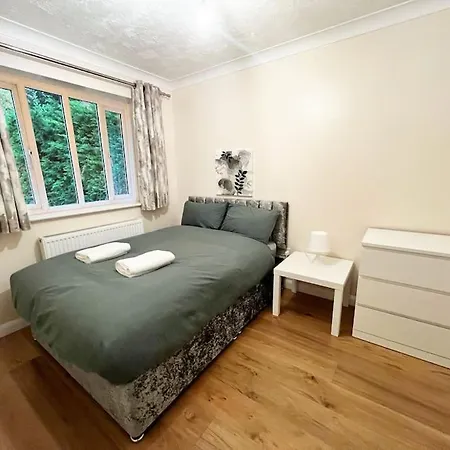 Spacious Private 3 Bed House - Great Location