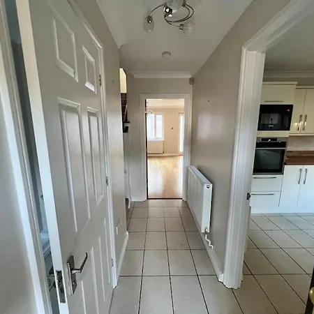 Spacious Private 3 Bed House - Great Location *