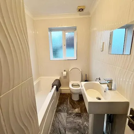 Spacious Private 3 Bed House - Great Location