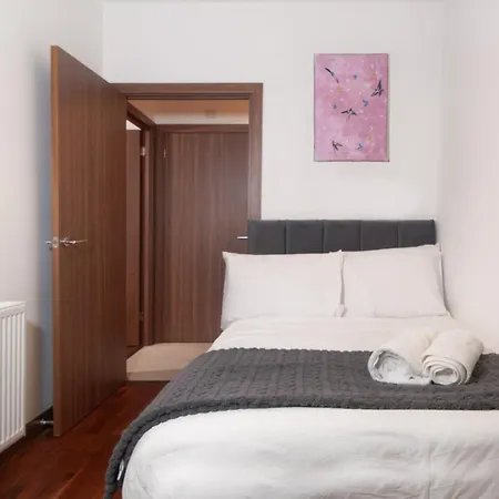 Spacious 3-bed House Close To The O2 Arena & Tube Holiday home London
