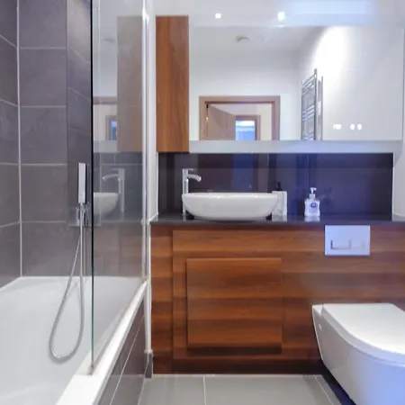 Spacious 3-bed House Close To The O2 Arena & Tube Holiday home *