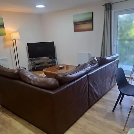 Spacious And Modern Two Bedroom Two Bathroom Flat *