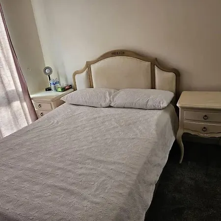 Spacious And Modern Two Bedroom Two Bathroom Flat דירה