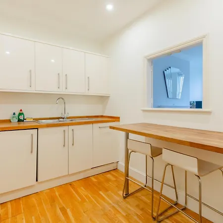 Fantastically Located 2bd Flat Kensington Apartment *