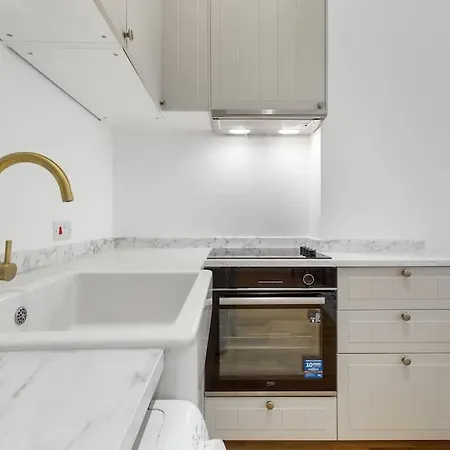 Modern Spacious 2 Bedroom Flat In Apartment London