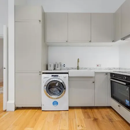 Modern Spacious 2 Bedroom Flat In Apartment London