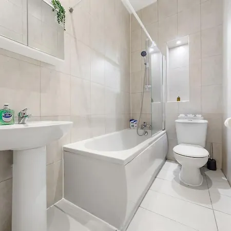 Modern Spacious 2 Bedroom Flat In Apartment *