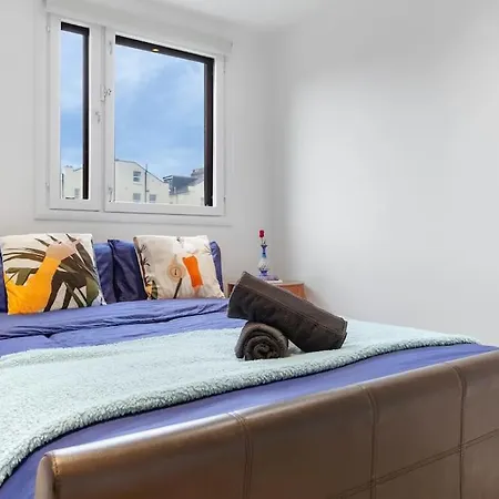 Modern Spacious 2 Bedroom Flat In * London