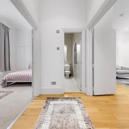 Modern Spacious 2 Bedroom Flat In Apartment