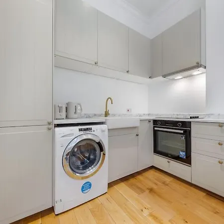 Modern Spacious 2 Bedroom Flat In *