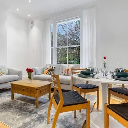 Apartment Modern Spacious 2 Bedroom Flat In *