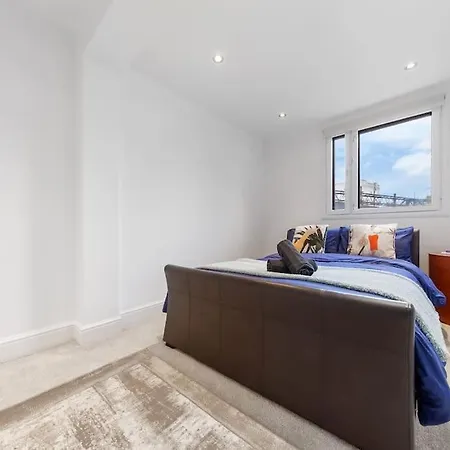 Modern Spacious 2 Bedroom Flat In