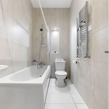 Modern Spacious 2 Bedroom Flat In London