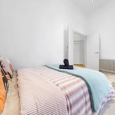 Modern Spacious 2 Bedroom Flat In Apartment