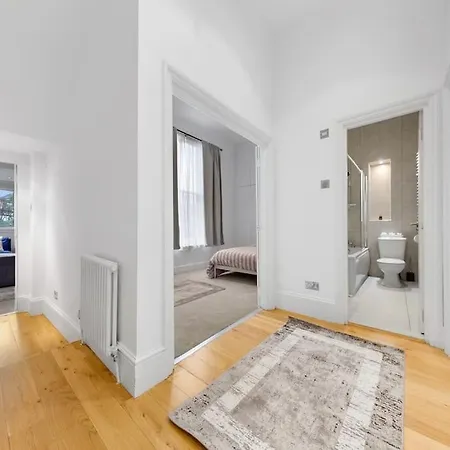 Modern Spacious 2 Bedroom Flat In