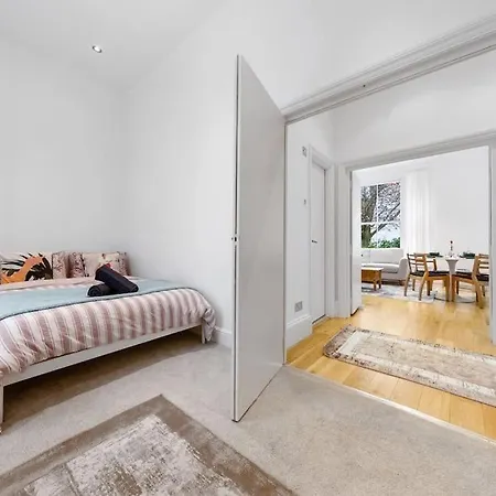 Modern Spacious 2 Bedroom Flat In Apartment London