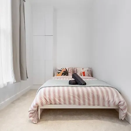 Apartment Modern Spacious 2 Bedroom Flat In London