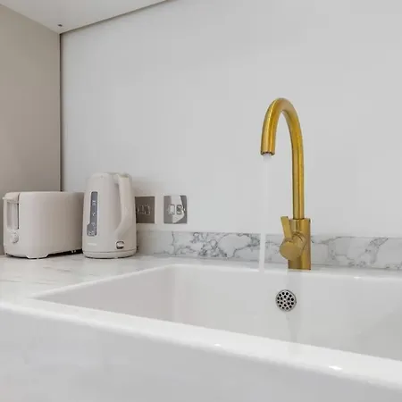 Modern Spacious 2 Bedroom Flat In