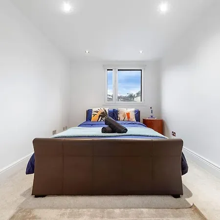 Modern Spacious 2 Bedroom Flat In Apartment