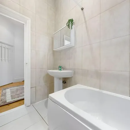 Modern Spacious 2 Bedroom Flat In Apartment London