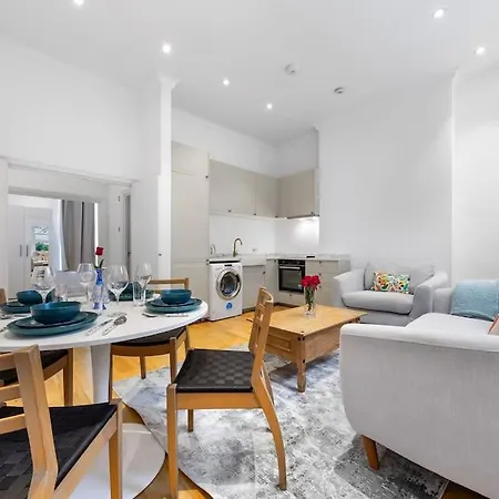 Modern Spacious 2 Bedroom Flat In Apartment