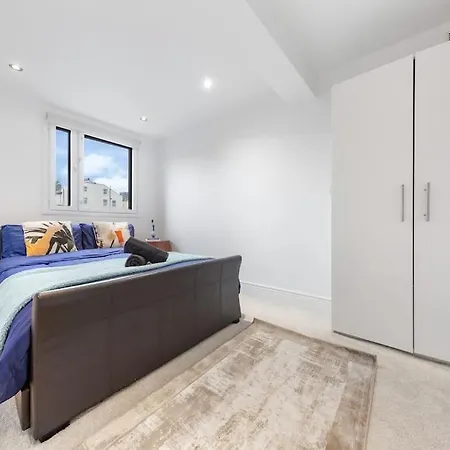 Modern Spacious 2 Bedroom Flat In Apartment