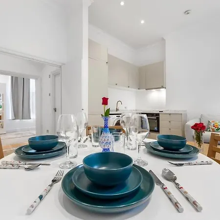 Apartment Modern Spacious 2 Bedroom Flat In