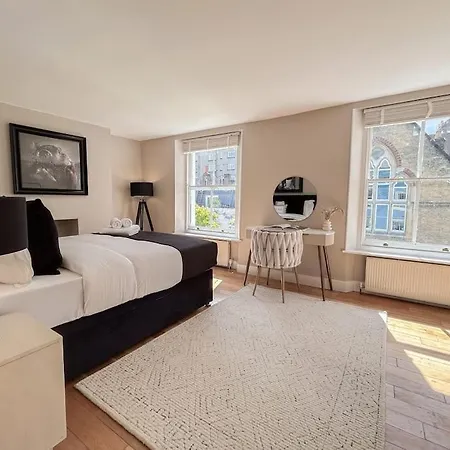 Stylish 2 Bed Flat On The Iconic Portobello Road *
