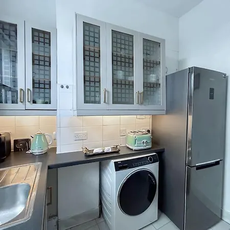 Stylish 2 Bed Flat On The Iconic Portobello Road Apartment