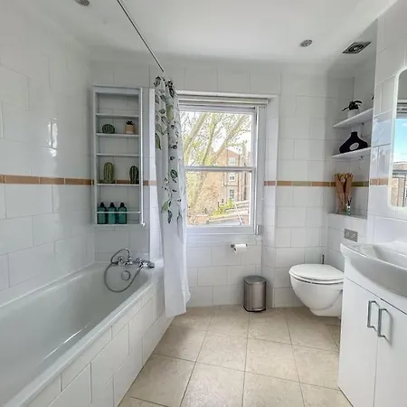 Stylish 2 Bed Flat On The Iconic Portobello Road *